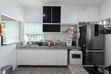 Casa à venda com 326m², 4 quartos e 4 vagasCozinha