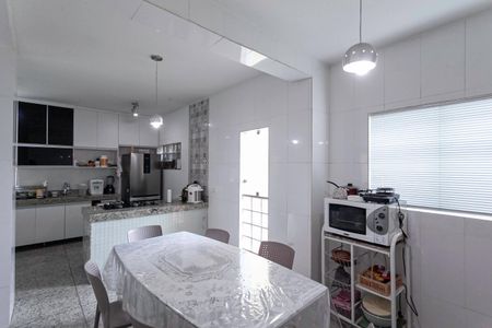 Casa à venda com 326m², 4 quartos e 4 vagasCozinha