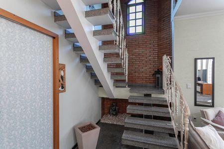 Casa à venda com 326m², 4 quartos e 4 vagasEscada