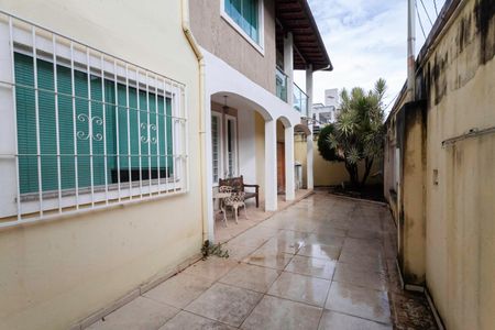 Casa à venda com 326m², 4 quartos e 4 vagasEntrada