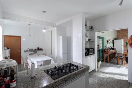 Casa à venda com 326m², 4 quartos e 4 vagasCozinha
