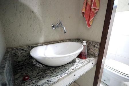 Casa à venda com 158m², 4 quartos e 4 vagasBanheiro 1