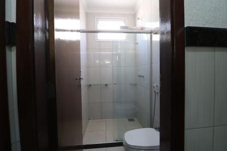 Casa de condomínio para alugar com 210m², 3 quartos e 4 vagasBanheiro do Quarto 1 e 2