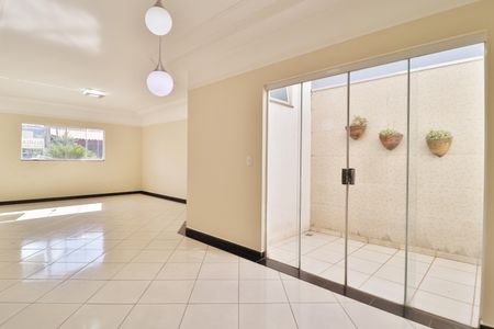 Sala de casa de condomínio para alugar com 3 quartos, 210m² em Jardim Holanda, Uberlândia