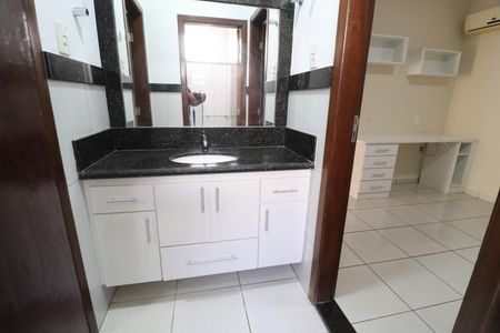 Casa de condomínio para alugar com 210m², 3 quartos e 4 vagasBanheiro do Quarto 1 e 2