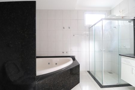 Casa de condomínio para alugar com 210m², 3 quartos e 4 vagasBanheiro do Quarto 3