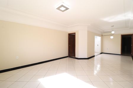 Casa de condomínio para alugar com 210m², 3 quartos e 4 vagasSala