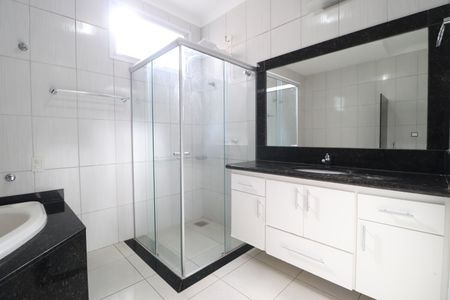 Casa de condomínio para alugar com 210m², 3 quartos e 4 vagasBanheiro do Quarto 3