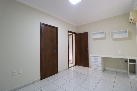 Casa de condomínio para alugar com 210m², 3 quartos e 4 vagasQuarto 2 - Suíte