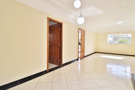 Casa de condomínio para alugar com 210m², 3 quartos e 4 vagasSala