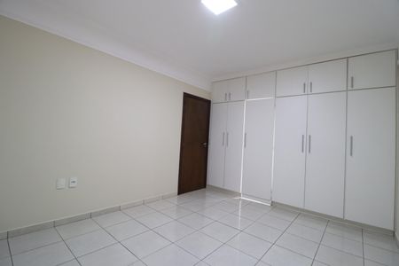 Casa de condomínio para alugar com 210m², 3 quartos e 4 vagasQuarto 3 - Suíte