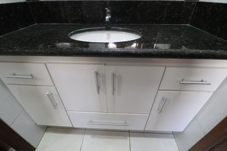 Casa de condomínio para alugar com 210m², 3 quartos e 4 vagasBanheiro do Quarto 1 e 2