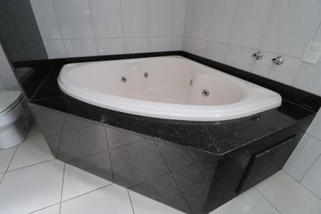 Casa de condomínio para alugar com 210m², 3 quartos e 4 vagasBanheiro do Quarto 3