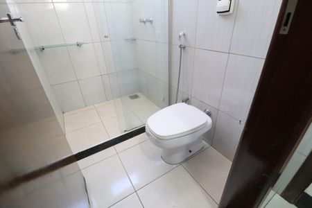 Casa de condomínio para alugar com 210m², 3 quartos e 4 vagasBanheiro do Quarto 1 e 2