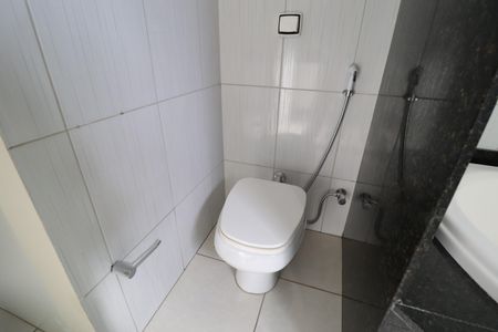 Casa de condomínio para alugar com 210m², 3 quartos e 4 vagasBanheiro do Quarto 3