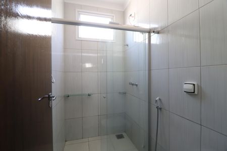 Casa de condomínio para alugar com 210m², 3 quartos e 4 vagasBanheiro do Quarto 1 e 2