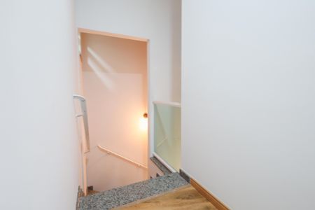 Casa à venda com 79m², 2 quartos e 2 vagasEscada