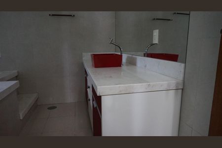 Casa para alugar com 560m², 5 quartos e 6 vagasBanheiro da suíte 4