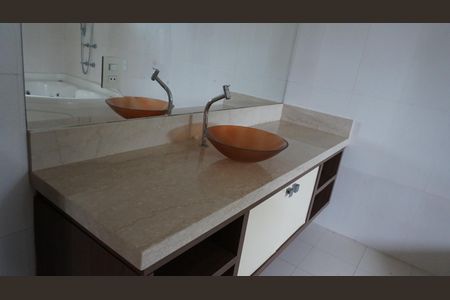 Casa para alugar com 560m², 5 quartos e 6 vagasBanheiro da suíte 2