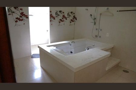 Casa para alugar com 560m², 5 quartos e 6 vagasBanheiro da suíte 4