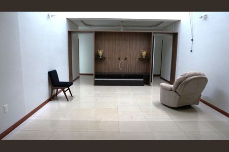Sala de projeção de casa para alugar com 5 quartos, 560m² em Vila Branca, Jacareí