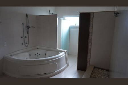 Casa para alugar com 560m², 5 quartos e 6 vagasBanheiro da suíte 2