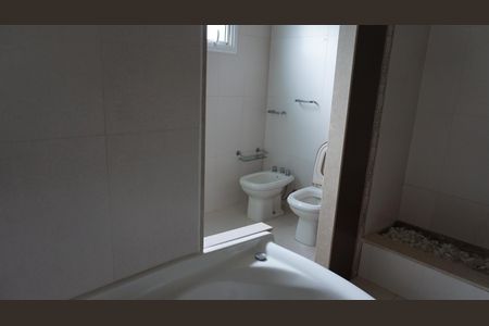 Casa para alugar com 560m², 5 quartos e 6 vagasBanheiro da suíte 2