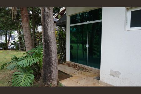 Área externa de casa para alugar com 5 quartos, 560m² em Vila Branca, Jacareí