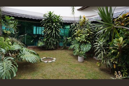 Casa para alugar com 560m², 5 quartos e 6 vagasÁrea externa