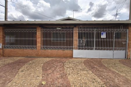 Casa à venda com 171m², 3 quartos e 4 vagas Casa à venda com 171m², 3 quartos e 4 vagasFachada