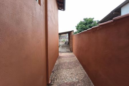 Casa à venda com 171m², 3 quartos e 4 vagas Casa à venda com 171m², 3 quartos e 4 vagasCorredor - Quintal