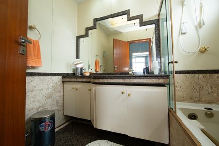 Apartamento à venda com 275m², 3 quartos e 3 vagas Apartamento à venda com 275m², 3 quartos e 3 vagasBANHEIRO3