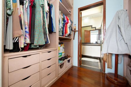 Apartamento à venda com 275m², 3 quartos e 3 vagas Apartamento à venda com 275m², 3 quartos e 3 vagasCLOSET QUARTO3