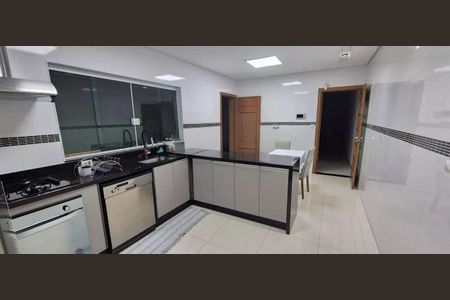 Casa à venda com 4 quartos, 250m² em Parque Sao Domingos, São Paulo