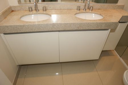 Apartamento à venda com 175m², 3 quartos e 4 vagasBanheiro da Suíte 1