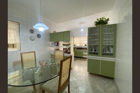 Casa à venda com 3 quartos, 180m² em Vila Mangalot, São Paulo