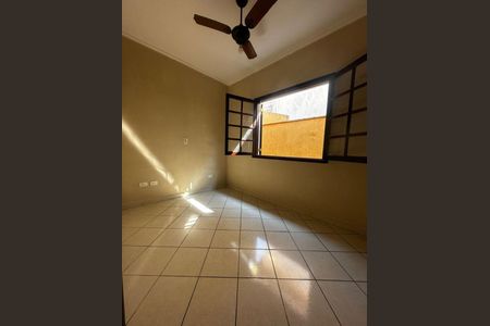 Casa à venda com 3 quartos, 111m² em Vila Zat, São Paulo