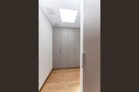 Casa à venda com 680m², 4 quartos e 6 vagas Casa à venda com 680m², 4 quartos e 6 vagasRoupeiro