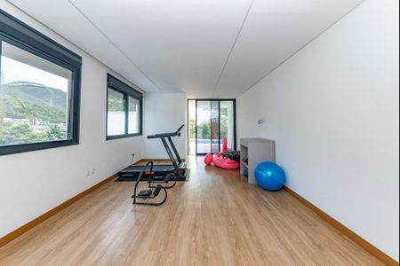 Casa à venda com 680m², 4 quartos e 6 vagas Casa à venda com 680m², 4 quartos e 6 vagasAcademia