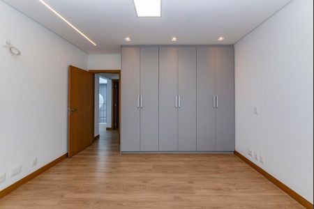 Casa à venda com 680m², 4 quartos e 6 vagas Casa à venda com 680m², 4 quartos e 6 vagasSuíte 4