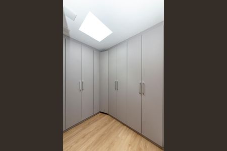 Casa à venda com 680m², 4 quartos e 6 vagas Casa à venda com 680m², 4 quartos e 6 vagasCloset da suíte 1