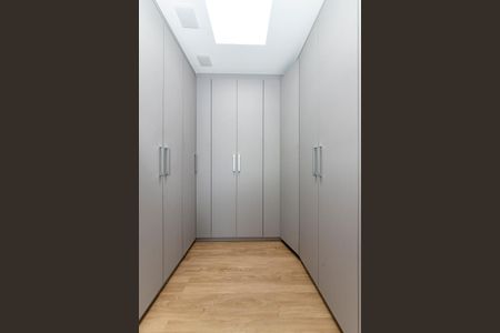 Casa à venda com 680m², 4 quartos e 6 vagas Casa à venda com 680m², 4 quartos e 6 vagasCloset da suíte 1