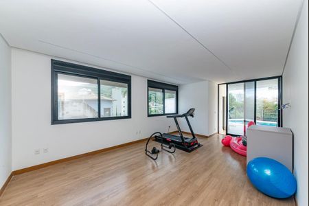 Casa à venda com 680m², 4 quartos e 6 vagas Casa à venda com 680m², 4 quartos e 6 vagasAcademia