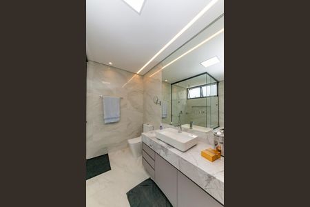 Casa à venda com 680m², 4 quartos e 6 vagas Casa à venda com 680m², 4 quartos e 6 vagasBanheiro da Suíte 1