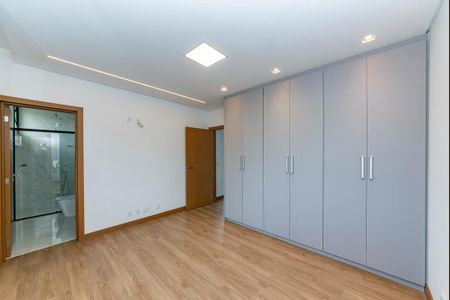 Casa à venda com 680m², 4 quartos e 6 vagas Casa à venda com 680m², 4 quartos e 6 vagasSuíte 4