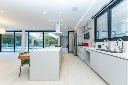 Casa à venda com 680m², 4 quartos e 6 vagas Casa à venda com 680m², 4 quartos e 6 vagasCozinha