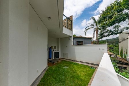 Casa à venda com 680m², 4 quartos e 6 vagas Casa à venda com 680m², 4 quartos e 6 vagasQuintal