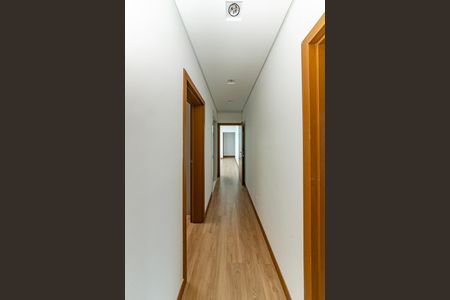 Casa à venda com 680m², 4 quartos e 6 vagas Casa à venda com 680m², 4 quartos e 6 vagasCorredor