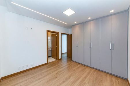 Casa à venda com 680m², 4 quartos e 6 vagas Casa à venda com 680m², 4 quartos e 6 vagasSuíte 3