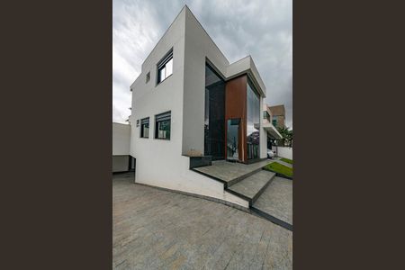 Casa à venda com 680m², 4 quartos e 6 vagas Casa à venda com 680m², 4 quartos e 6 vagasFachada